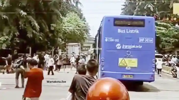 Foto - Transjakarta Akan Tempatkan Petugas Di Perlintasan Kereta Api