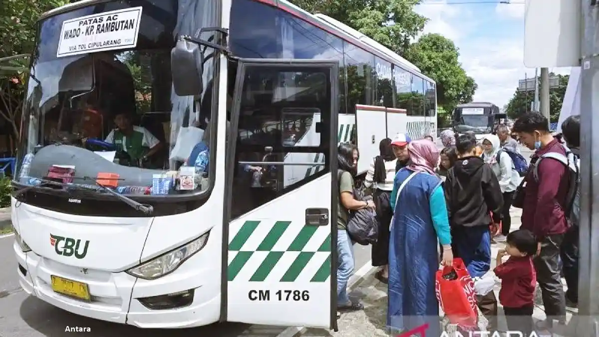 Foto - Biar Aman Penumpang Bus Arus Balik Turun Dalam Terminal