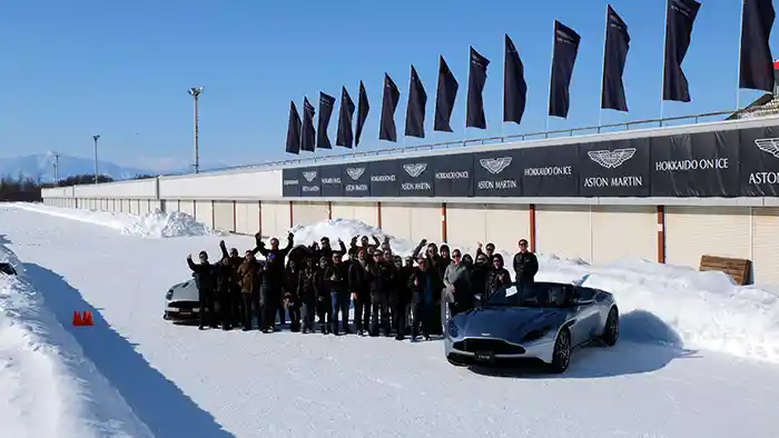 Foto - Nikmatnya Jadi Pemilik Aston Martin, Diajak "Cicipi" Trek Salju Berbalut Kemewahan