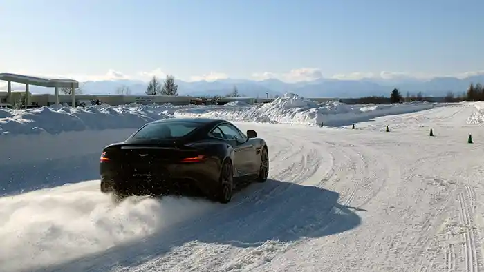 Berita - Nikmatnya Jadi Pemilik Aston Martin, Diajak "Cicipi" Trek Salju Berbalut Kemewahan