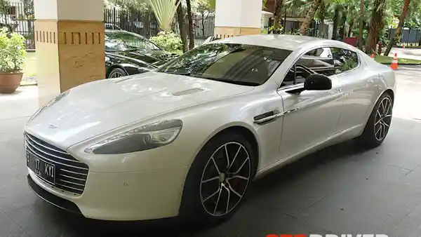 Foto - Beli Aston Martin Milyaran Rupiah, Servisnya Gratis!