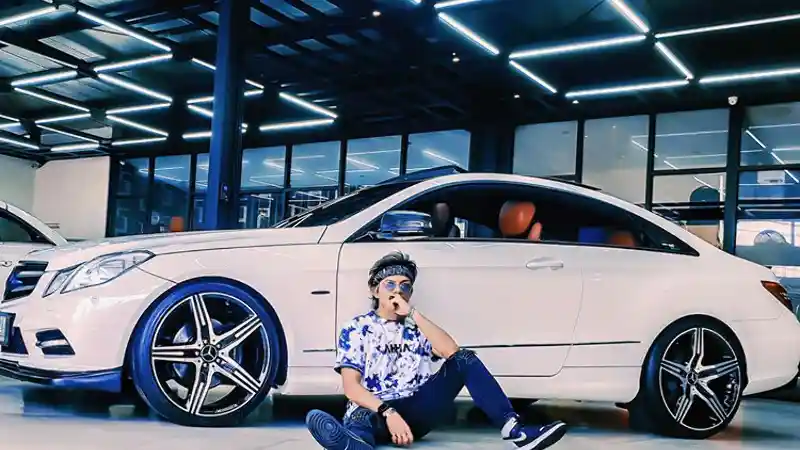 Foto - Inilah Koleksi Mobil Mewah YouTuber Indonesia Dengan Subscriber Terbanyak