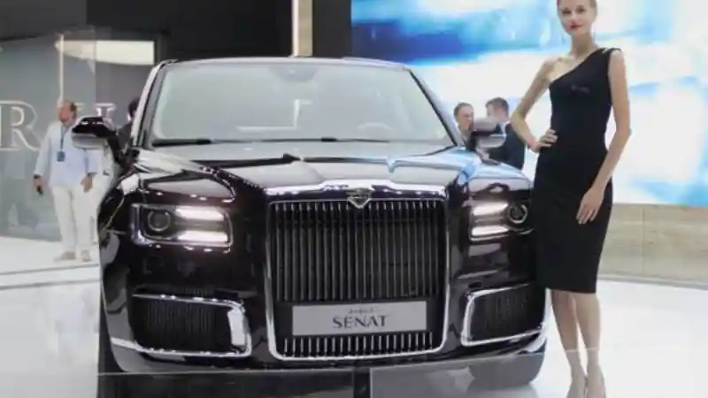 Foto - Mobil Rusia Berlapis Baja Ini Tantang Mercedes-Benz S600