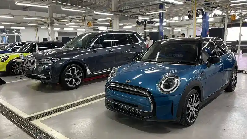 Foto - BMW Group Gandeng Autoglad Untuk Perbaikan Bodi dan Cat