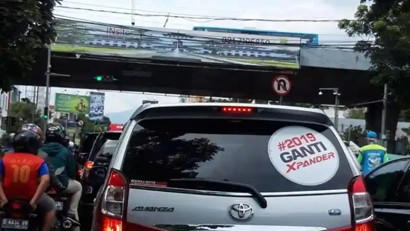 Foto - Ketika Toyota Avanza Berstiker #2019GantiXpander