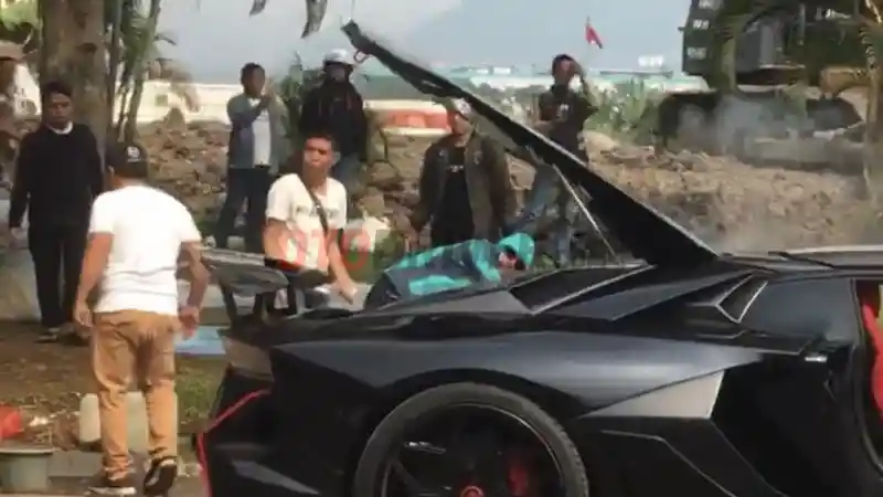 Foto - Lamborghini yang Diduga Milik Raffi Ahmad Terbakar