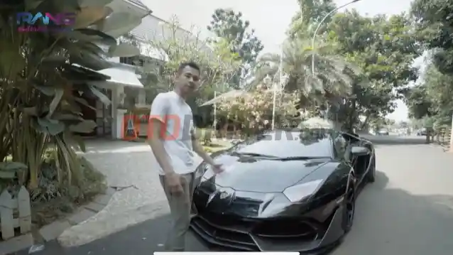 Foto - Lamborghini yang Diduga Milik Raffi Ahmad Terbakar