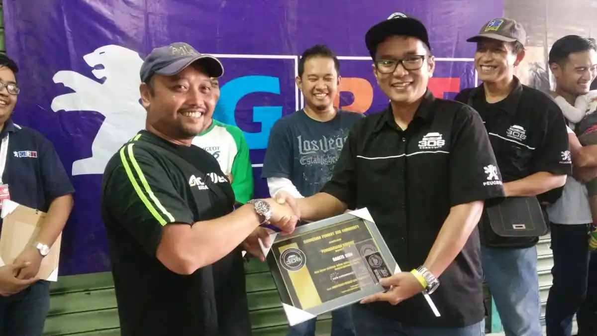 Foto - Peugeot 306 Community Dukung dan Apresiasi Pembalapnya di Balap Turing Sentul