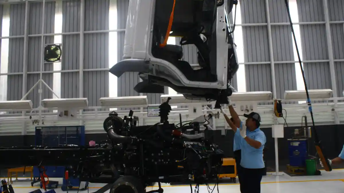 Foto - Mercedes-Benz: Indonesia Akan Rakit Axor 4.500 Unit Per Tahun