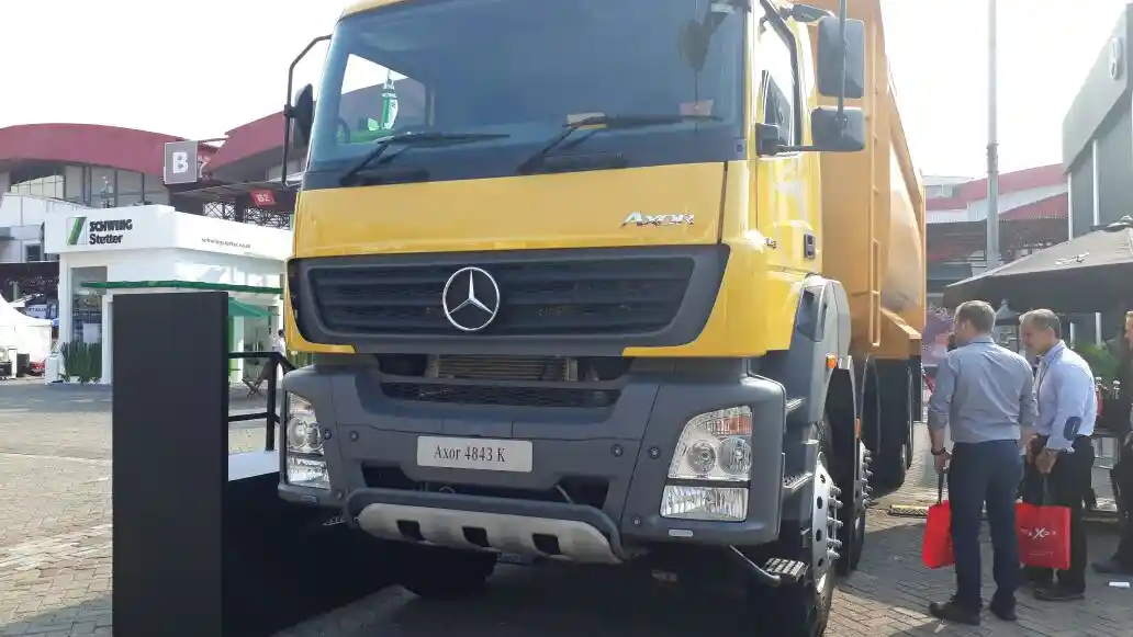 Foto - Mercedes-Benz Axor : Truk yang Andal di Medan Off-road Maupun On-road 