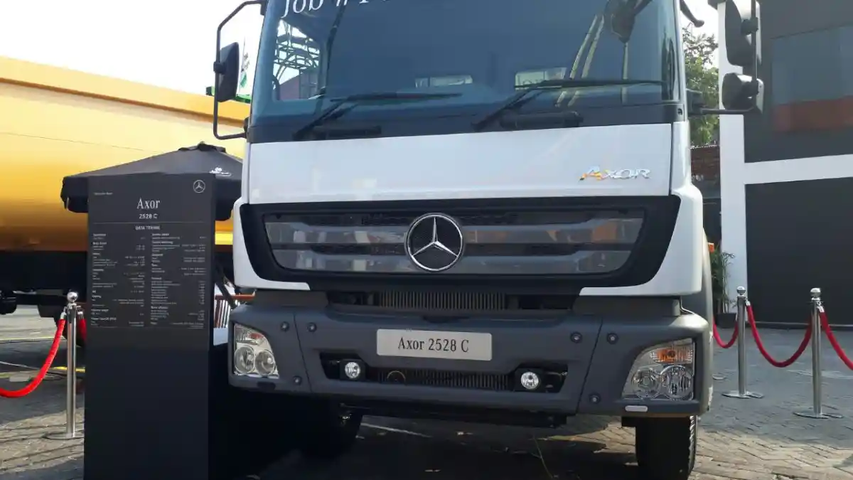 Foto - Mercedes-Benz Axor : Truk yang Andal di Medan Off-road Maupun On-road 