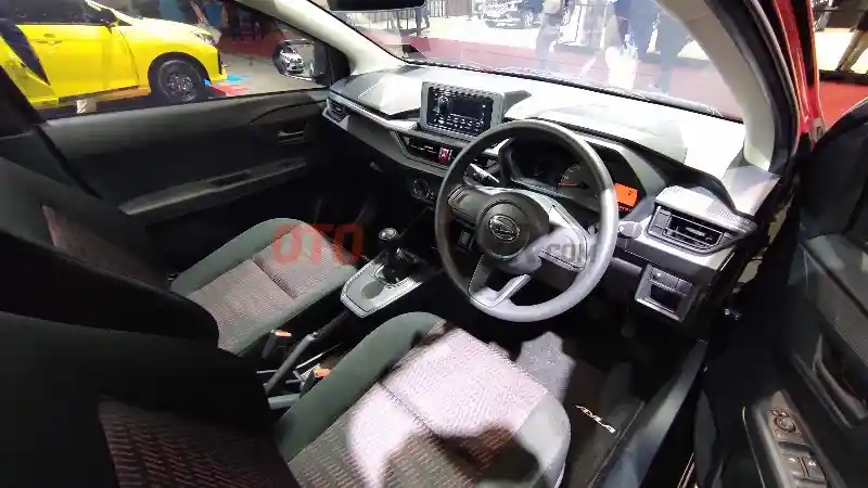 Foto - Ini Perbedaan Daihatsu Ayla Varian X dan R
