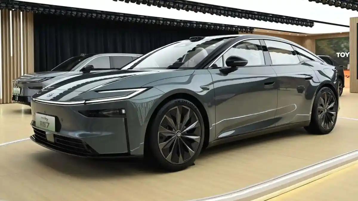 Foto - Toyota Pamerkan Sedan Listrik bZ7, Begini Spesifikasinya