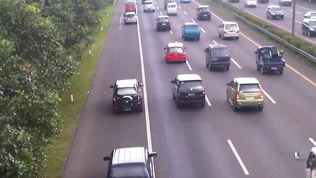 Foto - Potensi Kerugian Berkali Lipat Jika Anda Langgar Bahu Jalan
