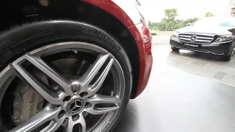 Foto - Ban Mercedes-Benz E350 EQ Boost Tetap Bisa Melaju Walau Bocor