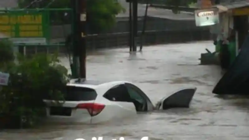 Foto - Ingat, Jangan Paksakan Mobil Untuk Terjang Banjir