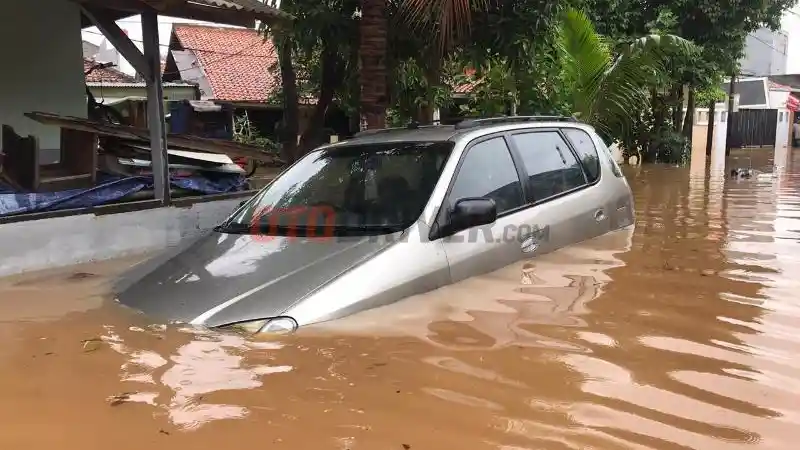 Tips - Mobil Anda Terjebak Banjir? Lakukan 5 Hal Ini