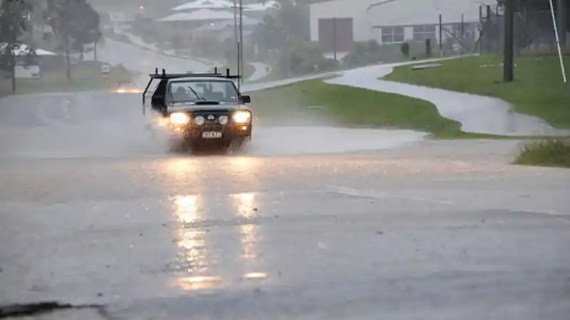 Foto - Sayangi Mobil Anda Dengan Tidak Menerobos Banjir