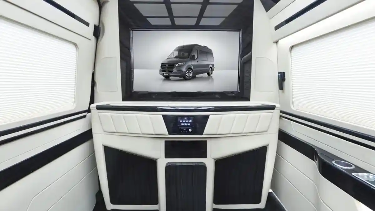 Foto - BAV Sodorkan Kemewahan Ekslusif Karya Anak Bangsa Pada Mercedes Sprinter