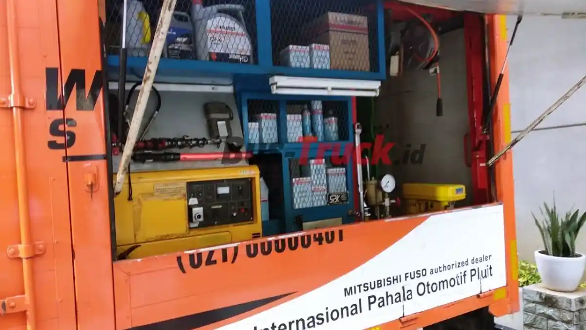 Foto - Mitsubishi Fuso Buka Bengkel Tanggap Darurat Sumatra