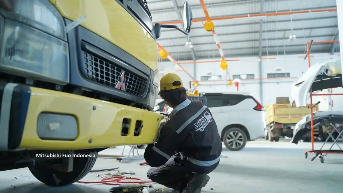 Truk - Mitsubishi Fuso Buka Bengkel Tanggap Darurat Sumatra