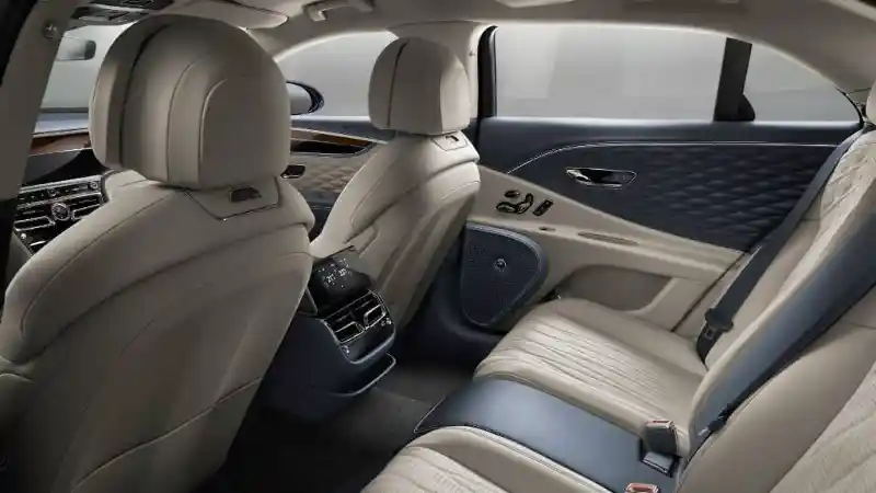 Foto - Berat 1 Bentley Flying Spur Belum Setara dengan 2 Daihatsu Ayla