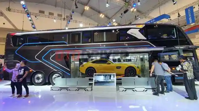 Berita - GIIAS 2019: Uniknya Bus Premium Pengangkut Super Car 