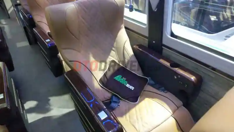 Foto - GIIAS 2019: Uniknya Bus Premium Pengangkut Super Car 