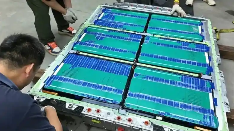 Foto - Viral, Blade Battery Milik BYD Dibuka Paksa