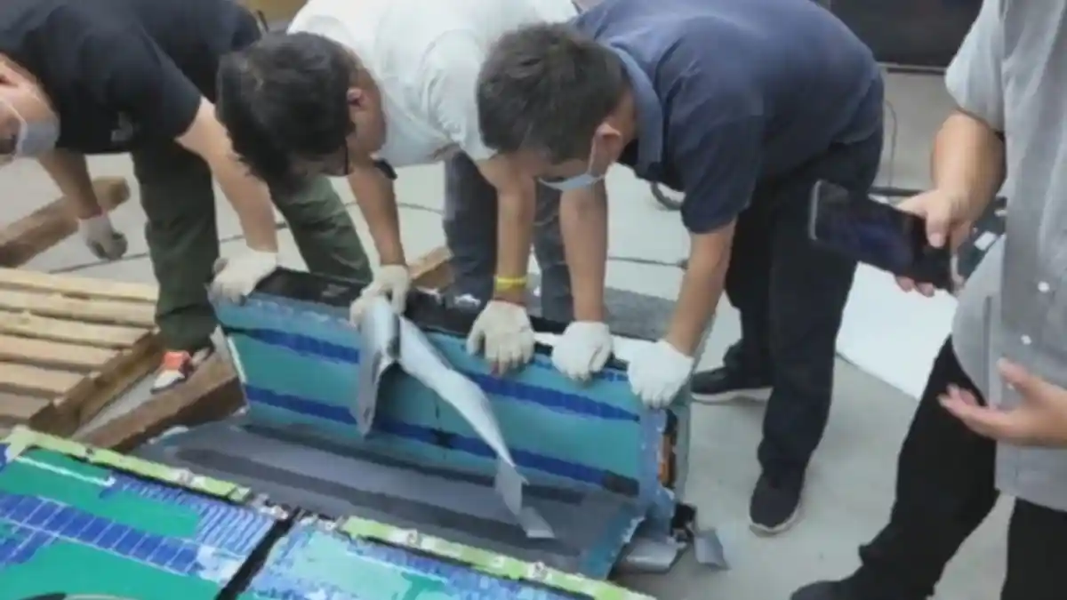 Foto - Viral, Blade Battery Milik BYD Dibuka Paksa