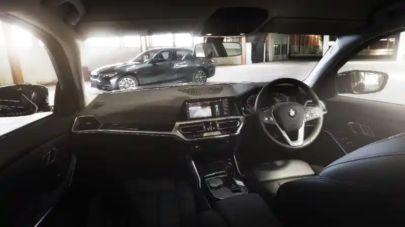 Foto - BMW 320i Dynamic Resmi Dibanderol Rp 799 Juta, Simak Spesifikasinya