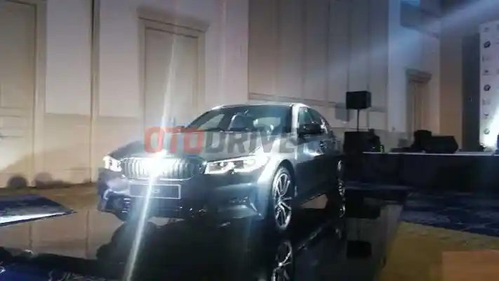 Foto - PPnBM Carbon Tax, Sejumlah Mobil Sedan BMW Turun Harga