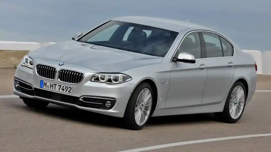 Foto - Ada Mahasiswa yang Unjuk Rasa Pakai Sedan Eropa Mewah!