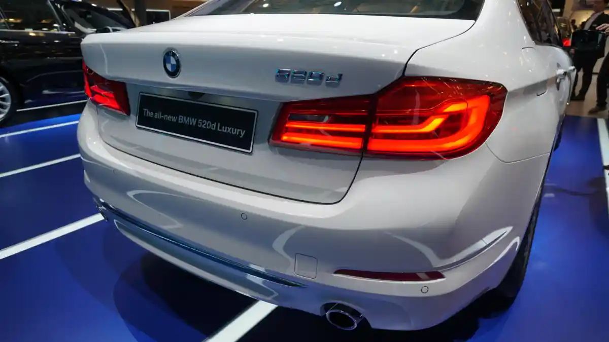Foto - GALERI: BMW 520d Luxury Line CKD (14 FOTO)