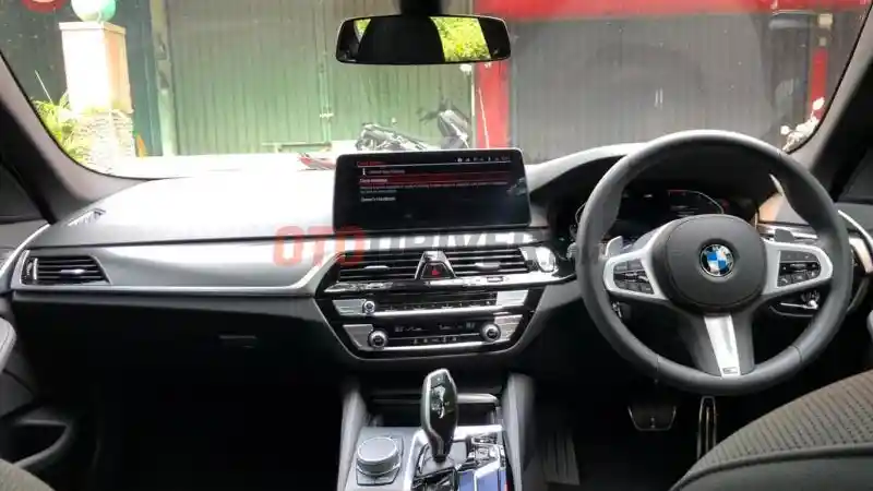 Foto - GALERI: BMW 520i M Sport 2021 (22 FOTO)