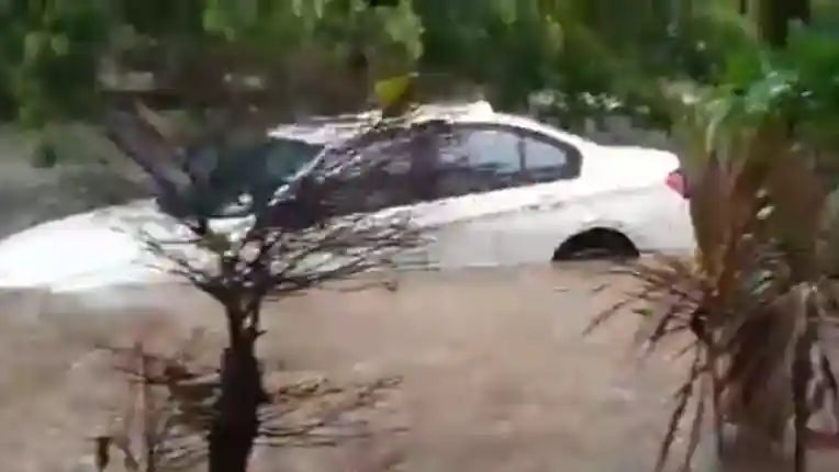 Foto - Estimasi Biaya Servis Mobil yang Terendam Banjir