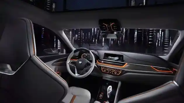 Foto - Sedan Pertama BMW Dengan Penggerak Depan?