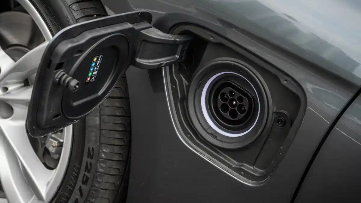 Foto - BMW Dikabarkan Siapkan Mobil Full Elektrik. Tergiur Kesuksesan Tesla?