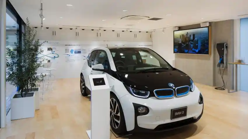 Berita - BMW Bangun Showroom Bertenaga Surya, Khusus Seri-i