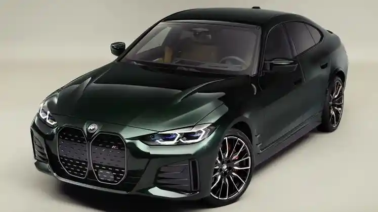 Foto - Cara Merawat Mobil Berwarna Hitam Saat Musim Hujan