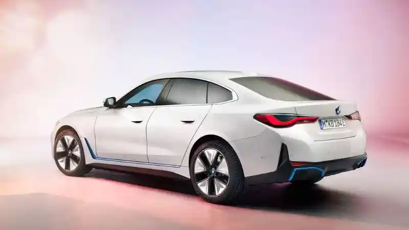 Foto - BMW Perkenalkan i4, Calon Pesaing Tesla Model 3!