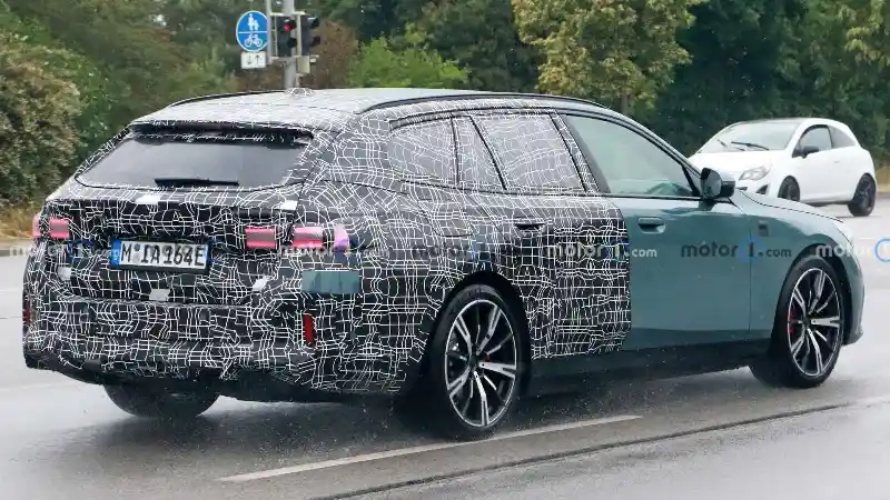 Foto - SPY SHOT: BMW i5 Touring