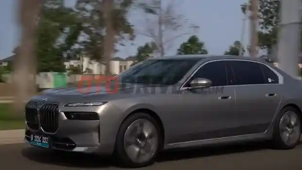 Foto - Holiday in Style 2023, BMW i7: Kesan Berlibur Dalam Kota Jakarta Dengan Flagship Sedan EV