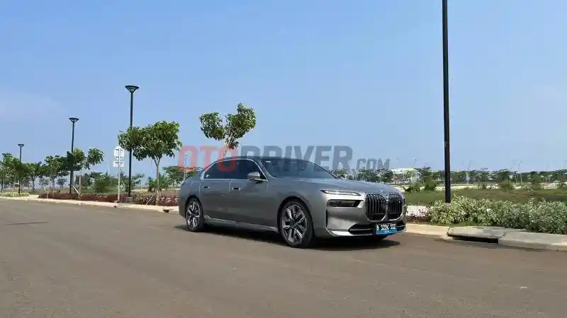 Foto - Alasan Mengapa Semua Mobil Listrik BMW Masih Berstatus CBU