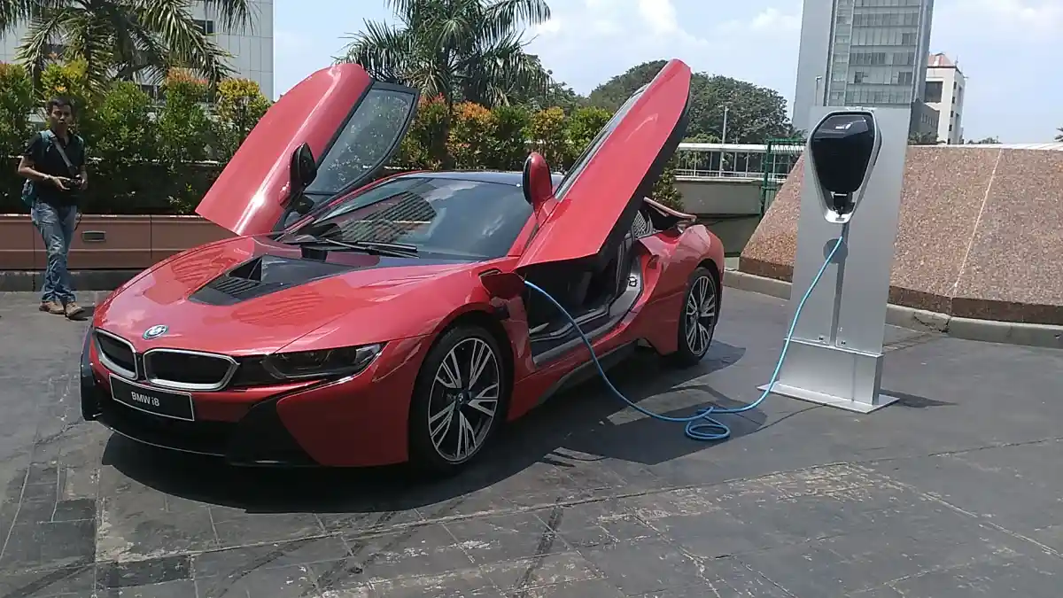 Foto - Memperingati Hari Listrik Nasional, BMW Pertegas Keunggulan Teknologi Mobil Listriknya
