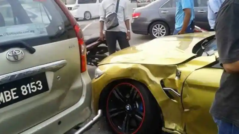 Berita - VIDEO : Avanza Terobos Lampu Merah Dan Hajar BMW M4