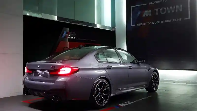Foto - Resmi Dijual Rp 4,7 M, Begini Kehebatan BMW M5 Competition