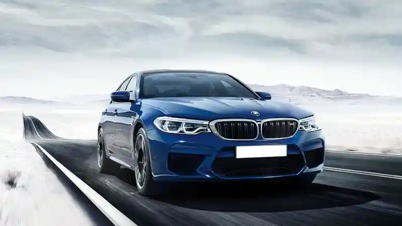 Foto - Tenaga Buas, Harga RP 5 M. Siapa Target Pasar BMW M5?