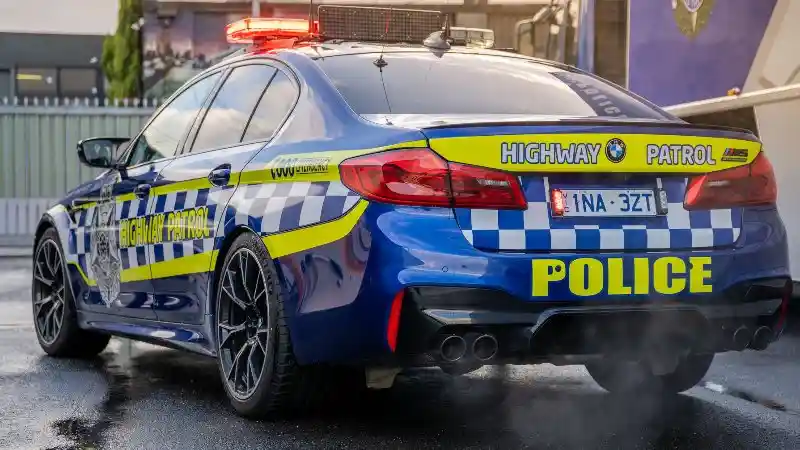 Foto - Mobil Polisi Australia Pakai Sedan BMW Bertenaga 600 DK