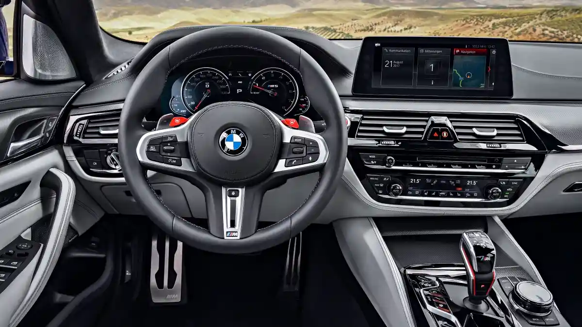 Foto - BMW M5 Generasi Terbaru Dirilis, Dibatasi 250 Km/Jam "Saja"